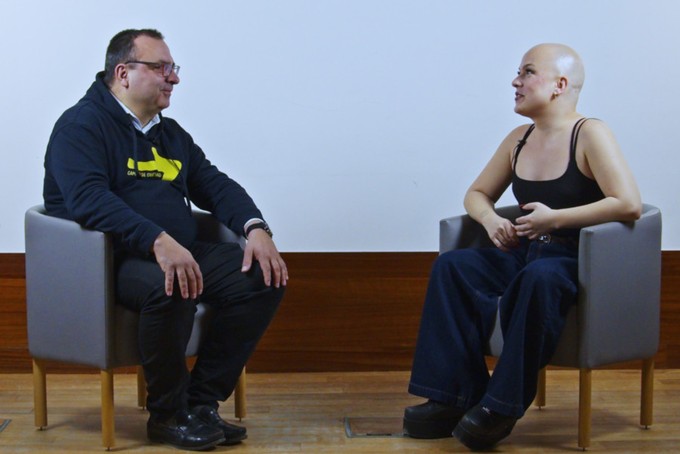 Conversa entre 'la Barbie Calva' i mossèn Manel Mercadé.